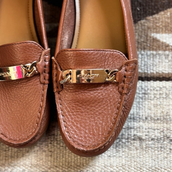 Coach Olive Loafer Flats, Tan Pebbled Leather, Gold Chain Hardware, Size 6B - Picture 4 of 8